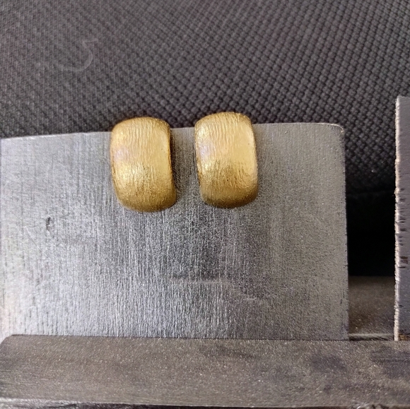 Vintage Christian Dior Gold-Tone clip-on earrings - Picture 1 of 3